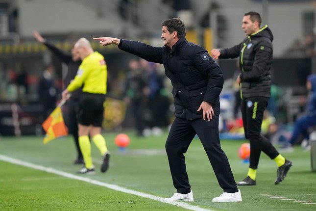 Pelatih Inter Milan, Cristian Chivu memberikan instruksi di laga melawan Napoli, 12 Januari 2026 pada lanjutan Serie A. (c) AP Photo/Luca Bruno