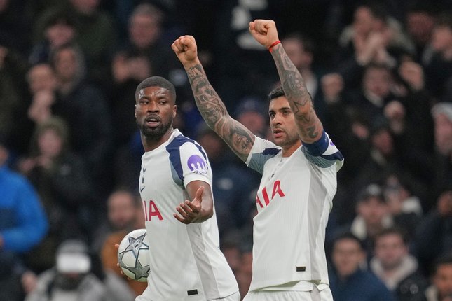 Selebrasi Cristian Romero dalam laga Tottenham vs Borussia Dortmund di Liga Champions, Rabu (21/1/2026). (c) AP Photo/Kin Cheung