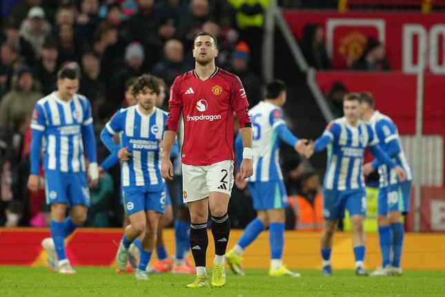 Pemain Manchester United, Diogo Dalot usai laga melawan Brighton di Piala FA, 11 Januari 2026. (c) AP Photo/Jon Super