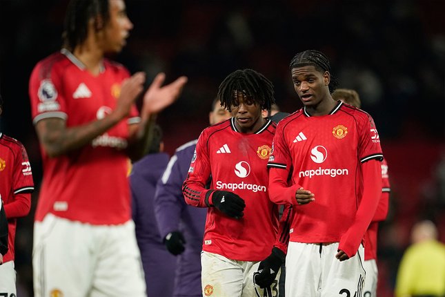 Dua pemain Manchester United, Ayden Heaven dan Patrick Dorgu usai laga melawan Wolves, 31 Desember 2025. (c) AP Photo/Dave Thompson