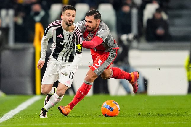 4. Pemain Pengganti dan Pelatih