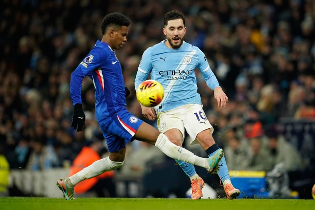 Estevao (kiri) mengadang Rayan Cherki (kanan) di laga Manchester City vs Chelsea, Senin (05/01/2026). (c) AP Photo/Dave Thompson