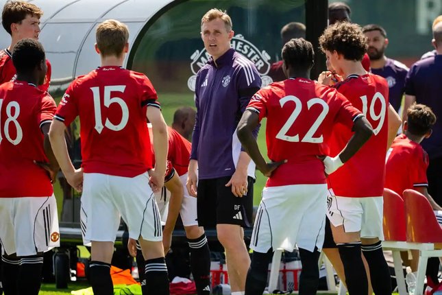 Darren Fletcher memberikan instruksi kepada para pemain Manchester United U-18 (c) MUFC Official