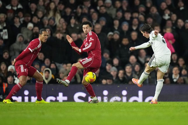 Aksi Harry Wilson (kanan) laga Fulham vs Liverpool, Minggu (05/01/2026). (c) AP Photo/Alastair Grant