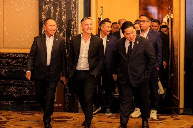 Suasana pengenalan John Herdman sebagai pelatih baru Timnas Indonesia didampingi Zainudin Amali dan Erick Thohir (c) Bola.net/Bagaskara Lazuardi