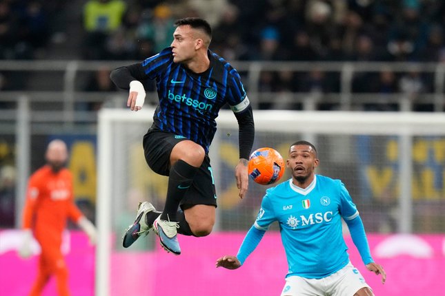 Pemain Inter Milan Lautaro Martinez (kiri) berebut bola dengan pemain Napoli Juan Jesus pada laga Serie A/Liga Italia antara Inter vs Napoli di Milan, Italia, Minggu, 11 Januari 2026 (c) AP Photo/Luca Bruno