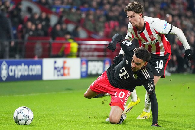 Jamal Musiala dan Paul Wanner berebut bola dalam laga Liga Champions antara PSV vs Bayern Munchen di Eindhoven, 29 Januari 2026 (c) AP Photo/Peter Dejong
