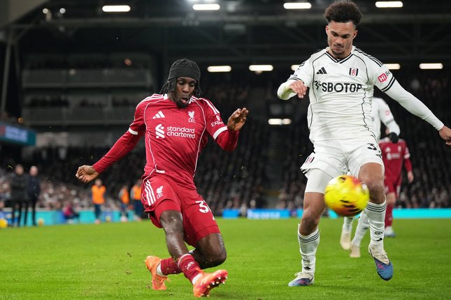 Aksi Jeremie Frimpong (kiri) di laga Fulham vs Liverpool, Minggu (04/01/2026). (c) AP Photo/Alastair Grant