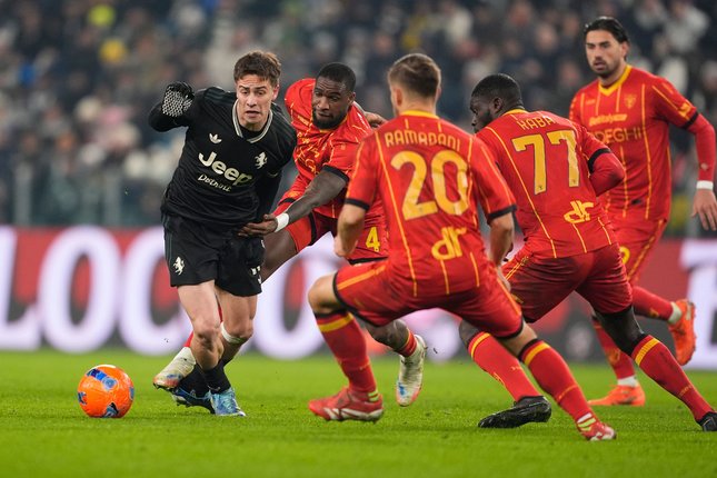 Pemain Juventus, Kenan Yildiz (kiri), dikepung pemain-pemain Lecce pada laga Serie A/Liga Italia antara Juventus vs Lecce di Turin, Italia, Sabtu, 3 Januari 2026 (c) Fabio Ferrari/LaPresse via AP