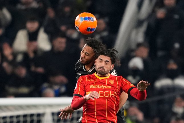 Pemain Juventus, Lloyd Kelly (kiri), berduel dengan pemain Lecce, Jamil Siebert, pada laga Serie A/Liga Italia antara Juventus vs Lecce di Turin, Italia, Sabtu, 3 Januari 2026 (c) Fabio Ferrari/LaPresse via AP