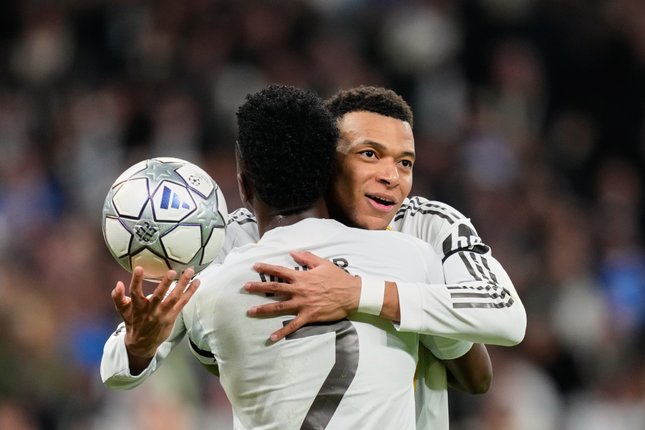 Siulan Fans dan Dukungan Pelatih