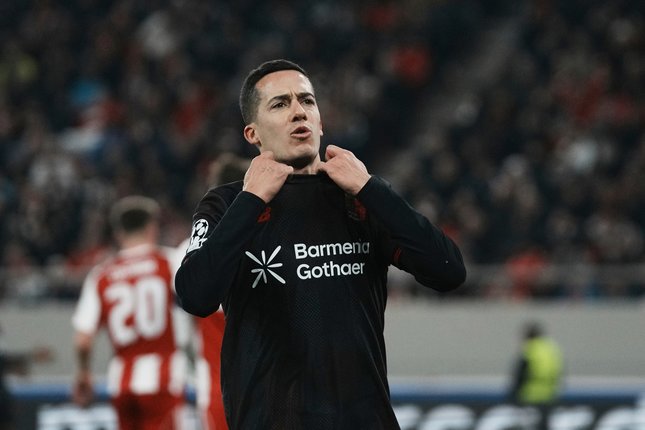 Reaksi Lucas Vazquez dalam laga Olympiakos vs Bayer Leverkusen di Liga Champions, Rabu (21/1/2026). (c) AP Photo/Thanassis Stavrakis