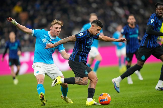 Duel perebutan bola Luis Henrique dan Rasmus Hojlund dalam laga Serie A antara Inter Milan vs Napoli di Giuseppe Meazza, 12 Januari 2026 (c) AP Photo/Luca Bruno