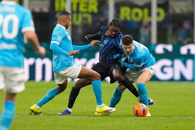 Marcus Thuram berebut bola dengan Amir Rrahmani dan Juan Jesus dalam laga Serie A antara Inter Milan vs Napoli di Giuseppe Meazza, 12 Januari 2026 (c) AP Photo/Luca Bruno