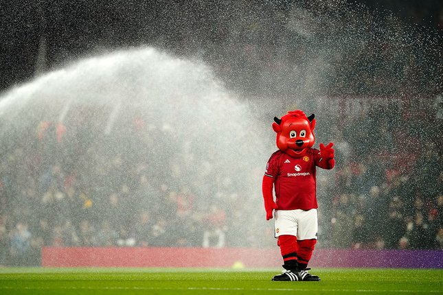 Maskot Manchester United, Fred the Red. (c) AP Photo/Dave Thompson