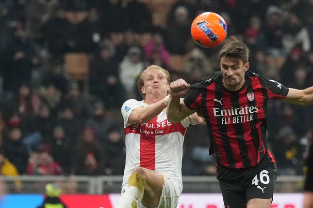 Pujian Allegri untuk Colombo, Evaluasi untuk Gabbia Matteo Gabbia (kanan) menanduk gola di laga AC Milan vs Genoa, Jumat (09/01/2026). (c) AP Photo/Antonio Calanni