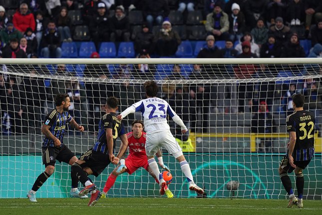 Momen pemain Como, Maximo Perrone mencetak gol ke gawang Pisa, 6 Januari 2026. (c) Alessandro La Rocca/LaPresse via AP