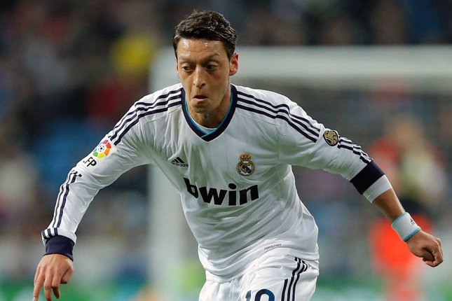 Pemain Real Madrid asal Jerman, Mesut Ozil, mengontrol bola saat laga Copa del Rey kontra Celta de Vigo di Santiago Bernabeu, Rabu (9/1/2013). (c) AP Photo/Daniel Ochoa de Olza