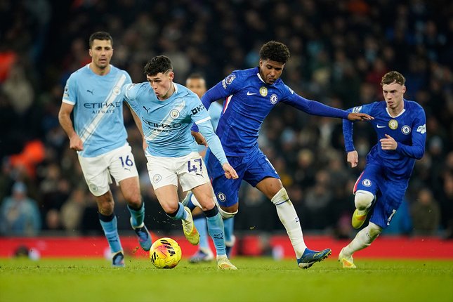 Perebutan bola antara pemain Manchester City, Phil Foden (47) dengan  gelandang Chelsea, Andrey Santos di laga Liga Inggris. (c) AP Photo/Dave Thompson