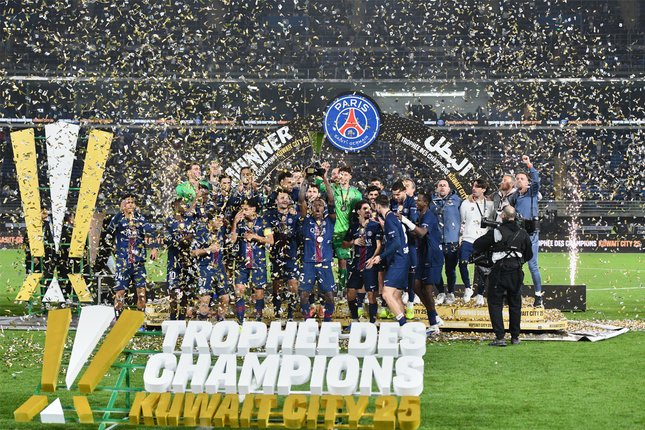 PSG Raih Gelar Perdana pada Final 2025 Para pemain PSG merayakan kemenangan usai laga Piala Super Prancis antara PSG vs Marseille di Kuwait City, Kuwait, Kamis, 8 Januari 2026 (c) AP Photo/Jaber Abdulkhaleg