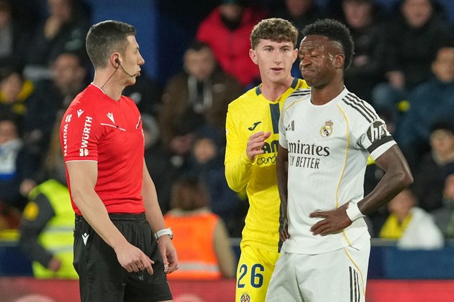 Head to Head Madrid vs Villarreal Pemain Real Madrid Vinicius Junior (kanan) berbicara dengan wasit Cesar Soto Grado pada laga La Liga/Liga Spanyol antara Villarreal vs Real Madrid di Villarreal, 24 Januari 2026 (c) AP Photo/Alberto Saiz