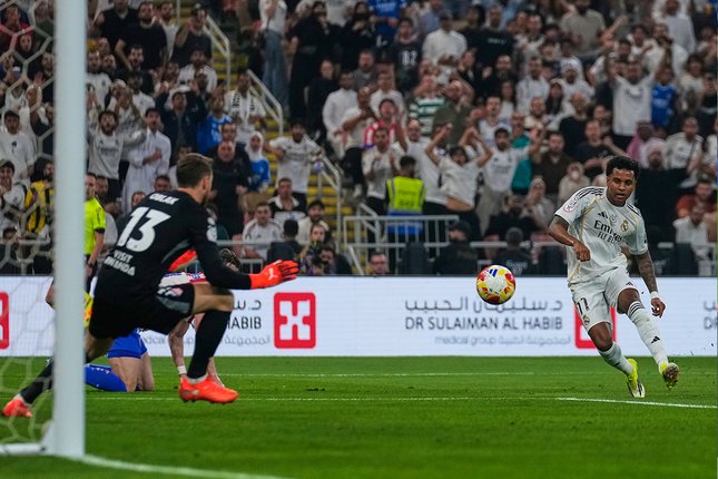 Peran Rodrygo Tetap Penting di Real Madrid Aksi penyerang Real Madrid, Rodrygo saat melawan Atletico Madrid di Piala Super Spanyol 2026. (c) AP Photo/Altaf Qadri