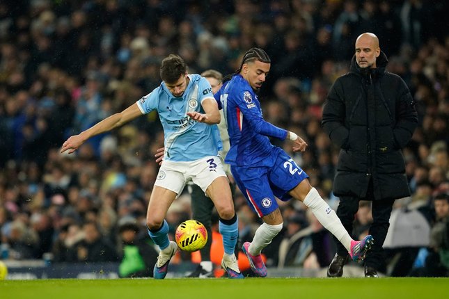 Duel Ruben Dias vs Malo Gusto di laga Man City vs Chelsea, Senin (05/01/2026). (c) AP Photo/Dave Thompson