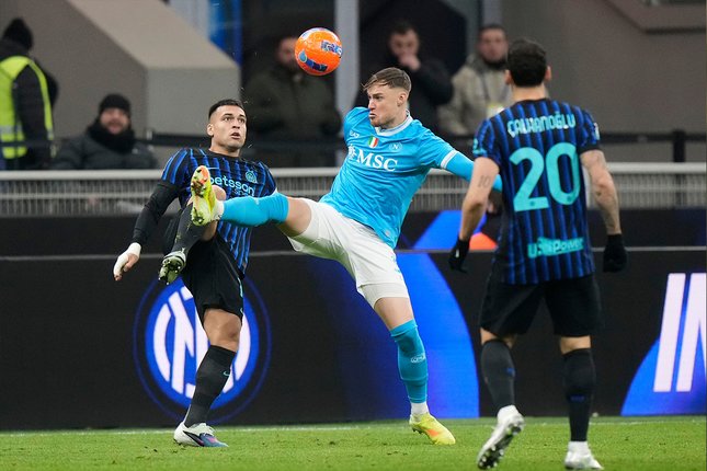 Perebutan bola antara pemain Inter Milan, Lautaro Martinez dan pemain Napoli, Sam Beukema. (c) AP Photo/Luca Bruno