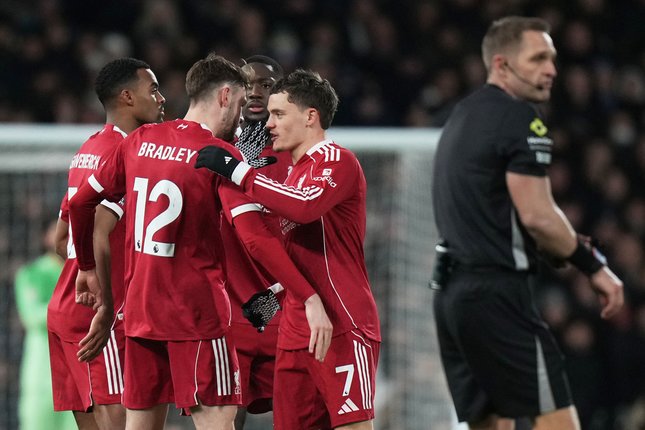 Skuad Liverpool merayakan gol Florian Wirtz ke gawang Fulham Minggu (04/01/2026). (c) AP Photo/Alastair Grant