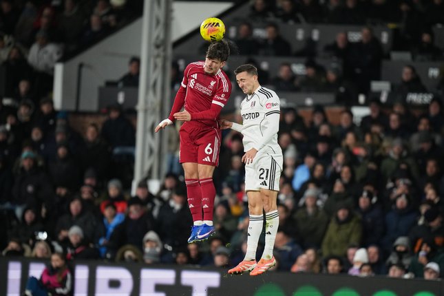 Susunan Pemain Fulham vs Liverpool Duel udara Timothy Castagne dan Milos Kerkez dalam laga Premier League antara Fulham vs Liverpool, Minggu (4/1/2026). (c) AP Photo/Alastair Grant