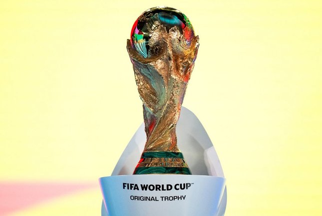 Trofi Piala Dunia FIFA dipajang saat proses undian playoff Kualifikasi Piala Dunia 2026 di Zurich, Swiss, Kamis, 20 November 2025. (c) Claudio Thoma/Keystone via AP