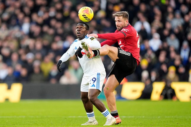 Babak Kedua Wilfried Gnonto dan Luke Shaw berebut bola dalam laga Liga Inggris antara Leeds United vs Manchester United di Elland Road, 4 Januari 2026 (c) Danny Lawson/PA via AP