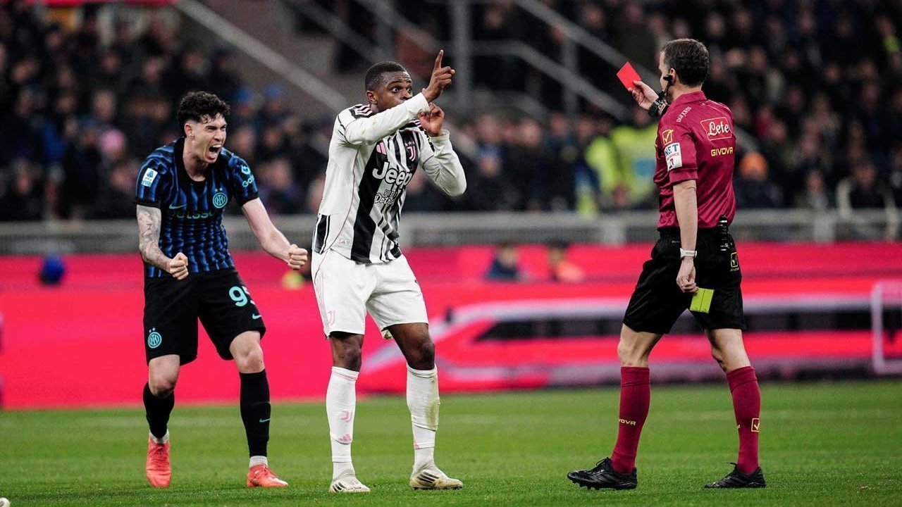 Kontroversi Derby D'Italia: Mengapa Wasit tak Melihat VAR pada Kartu Merah Pierre Kalulu? Kontroversi Derby D'Italia: Mengapa Wasit tak Melihat VAR pada Kartu Merah Pierre Kalulu?