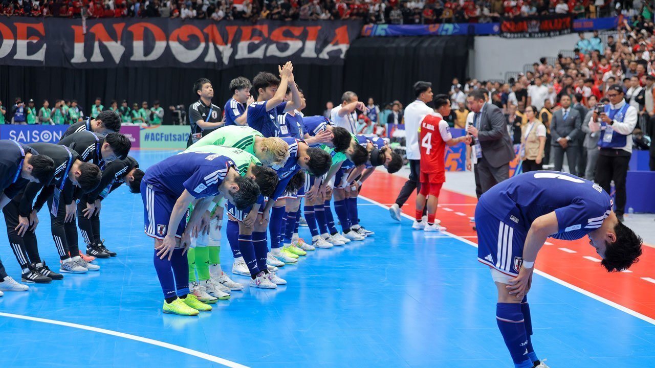 Kelas! Usai Ditumbangkan King Indo, Timnas Futsal Jepang Berikan Penghormatan Pada Penonton di Indonesia Arena
