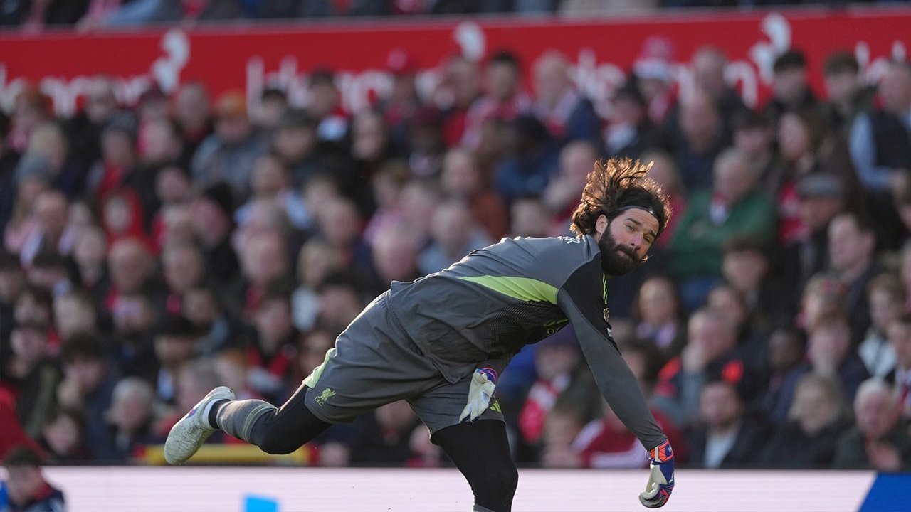 Nottingham Forest vs Liverpool: Ketika Alisson Menjelma jadi Asisten Pelatih Arne Slot, Ini yang Terjadi! Nottingham Forest vs Liverpool: Ketika Alisson Menjelma jadi Asisten Pelatih Arne Slot, Ini yang Terjadi!