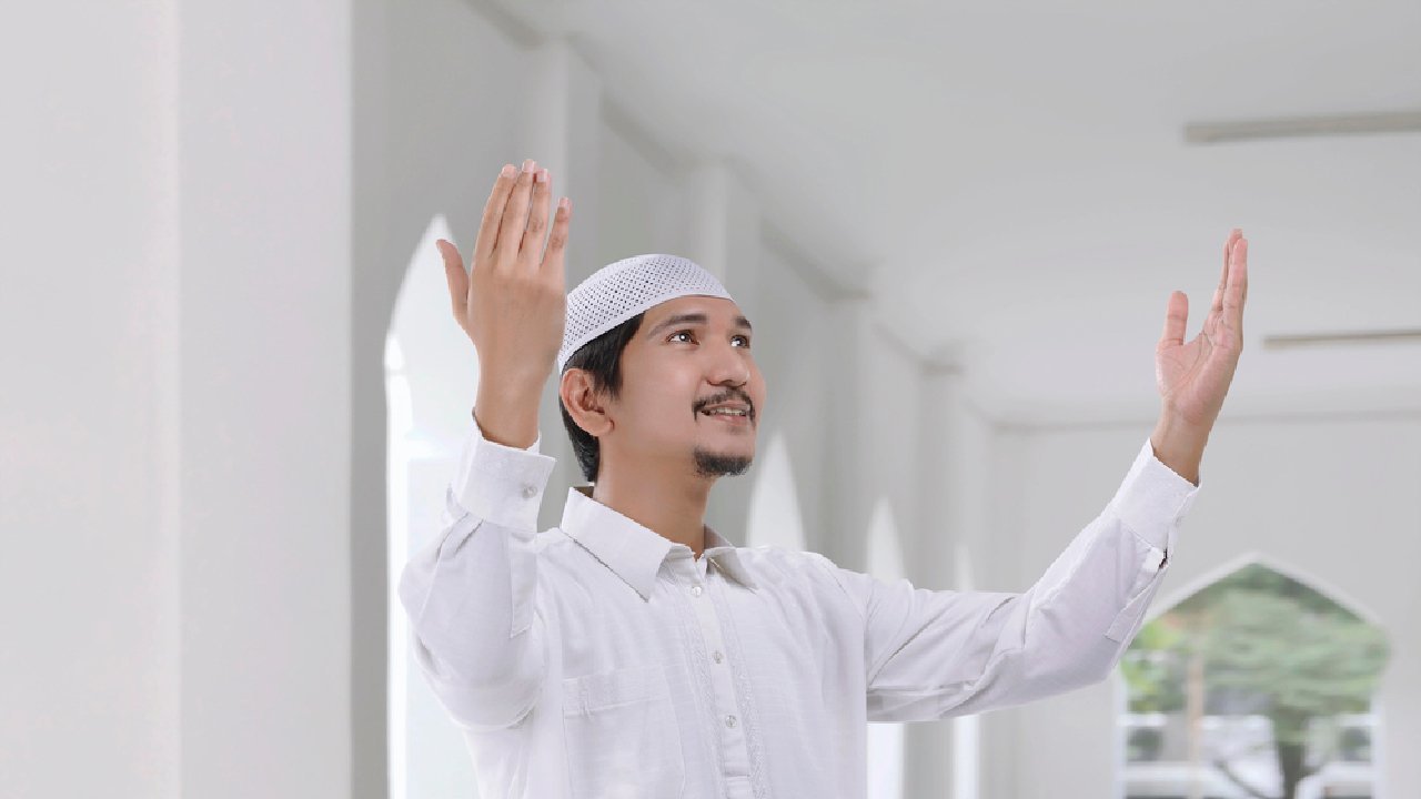 Pulang Kerja Langsung Tarawih? Grooming Sat-Set Ini Bikin Cowok Tetap Rapi