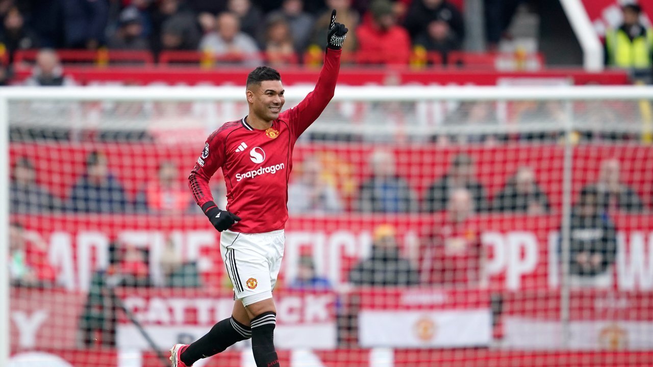 Cari Suksesor Casemiro, Man United Disarankan Beli Salah Satu dari Dua Gelandang Ini