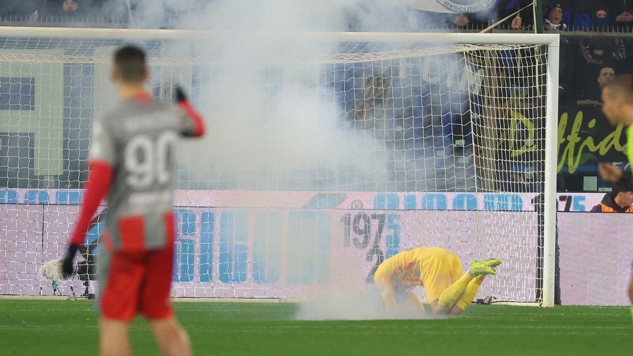 Emil Audero Kena Lemparan Flare di Laga Cremonese vs Inter Milan: Luka Bakar di Kaki, Beppe Marotta Minta Maaf