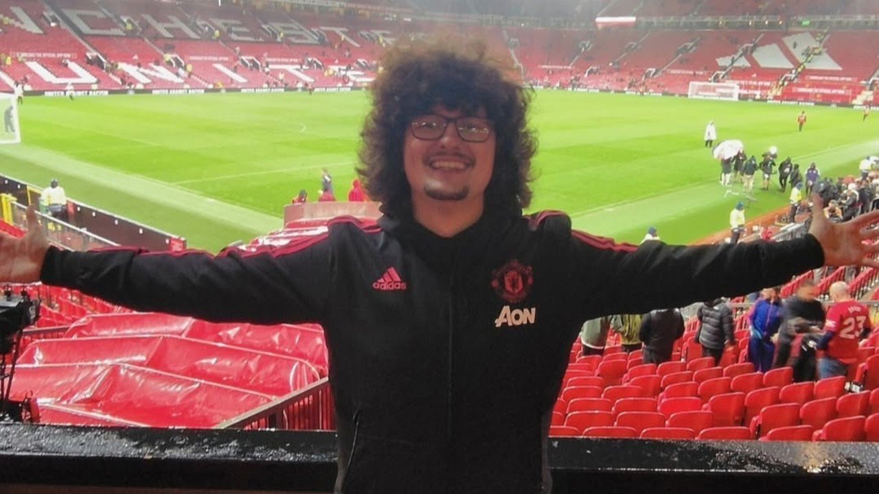 Benarkah Fans Viral Man United Ini Jadi Kaya Mendadak Gara-gara 16 Bulan Tak Potong Rambut?