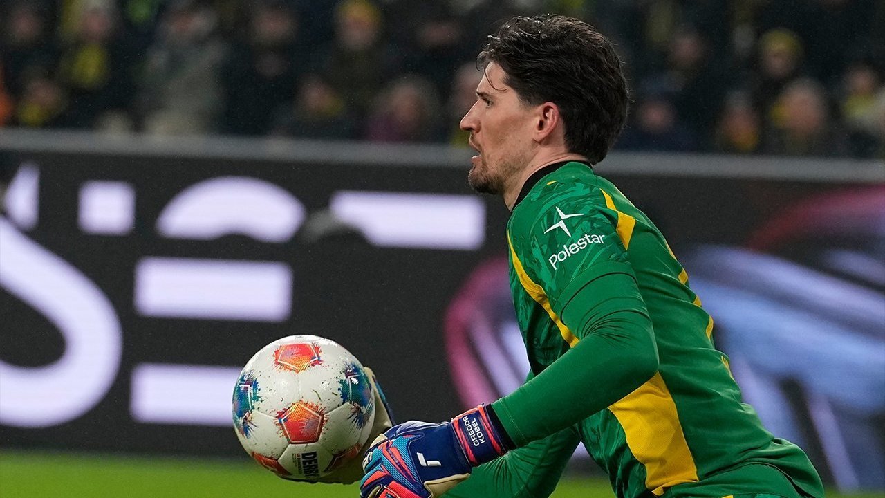 Tembok Kokoh Gregor Kobel: Senjata Rahasia Dortmund Hentikan Dominasi Bayern di Der Klassiker!