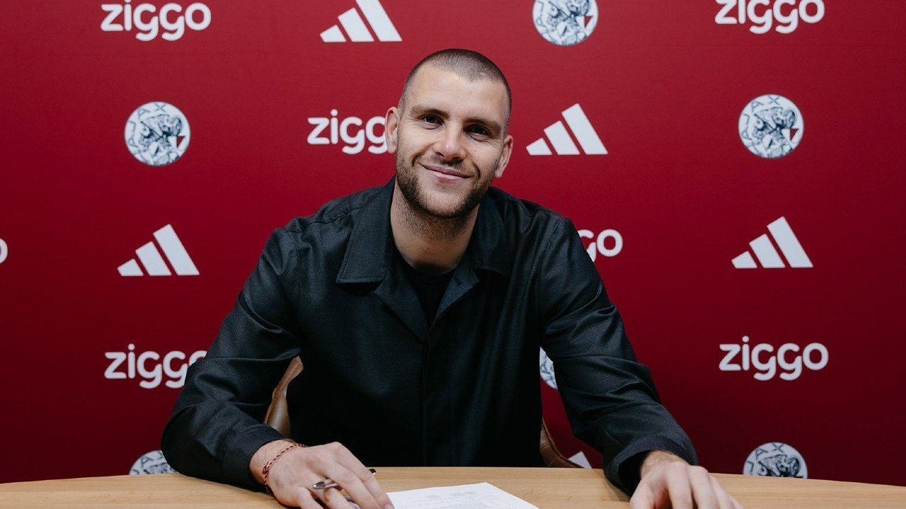 Kiper Timnas Indonesia, Maarten Paes Resmi Gabung Ajax dengan Kontrak Panjang hingga 2029