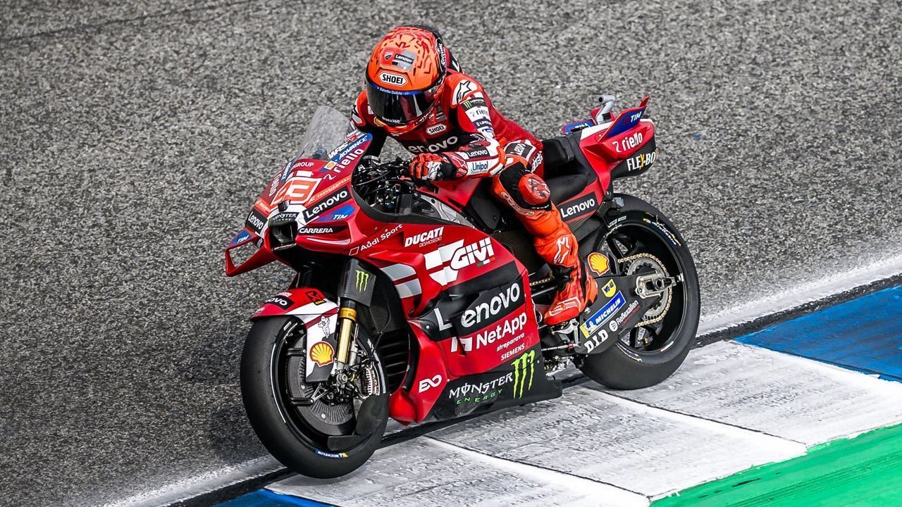 Davide Tardozzi Kritik FIM Stewards Soal Penalti Marc Marquez di Sprint MotoGP Thailand 2026 Davide Tardozzi Kritik FIM Stewards Soal Penalti Marc Marquez di Sprint MotoGP Thailand 2026