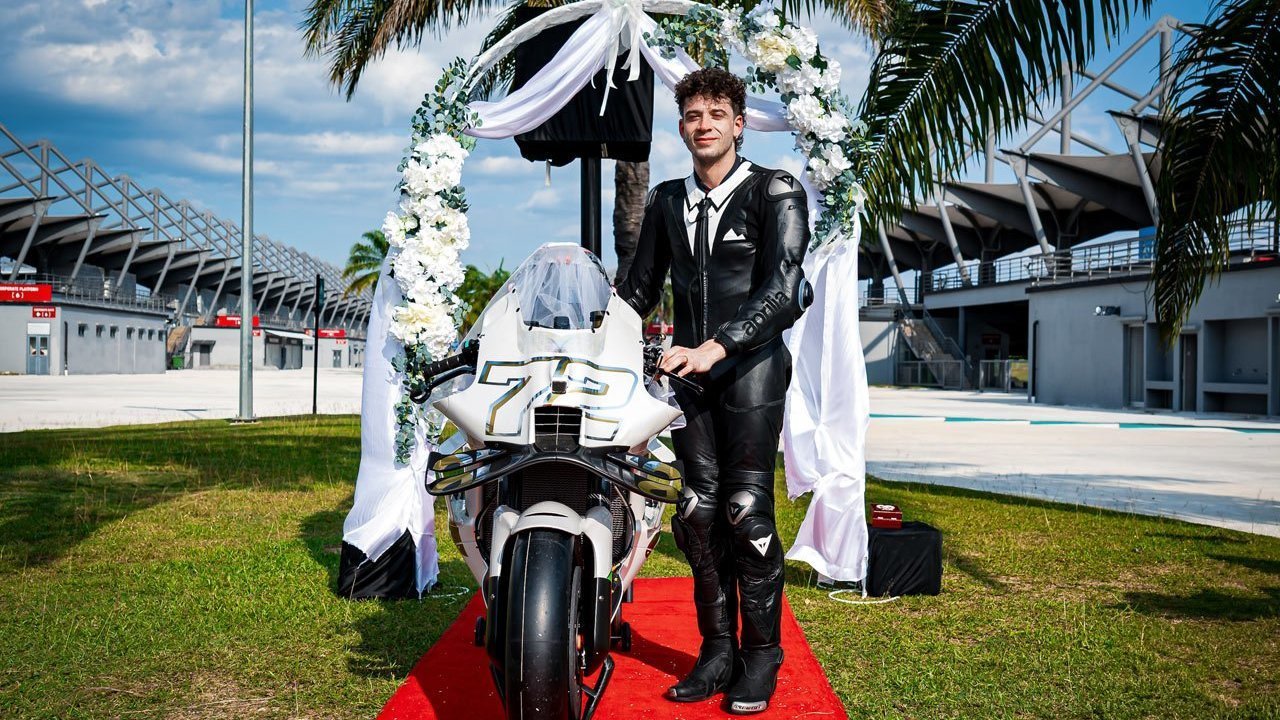 Kocak Banget! Ini 7 Potret 'Upacara Pernikahan' Marco Bezzecchi dan Aprilia, Selebrasi Kontrak Baru di MotoGP Kocak Banget! Ini 7 Potret 'Upacara Pernikahan' Marco Bezzecchi dan Aprilia, Selebrasi Kontrak Baru di MotoGP
