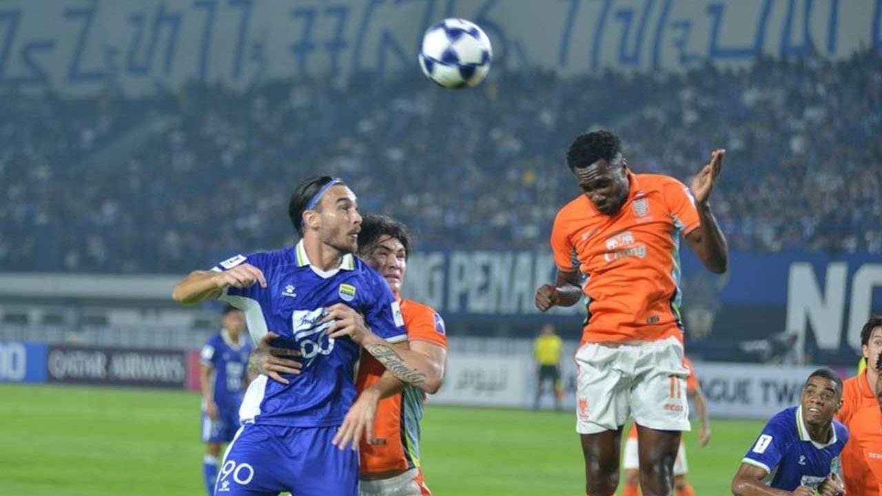 Momen-momen Menarik Persib Bandung vs Ratchaburi: Adam Alis Kena Tendang di Kepala, Wasit Beri Barros Kartu Merah Momen-momen Menarik Persib Bandung vs Ratchaburi: Adam Alis Kena Tendang di Kepala, Wasit Beri Barros Kartu Merah