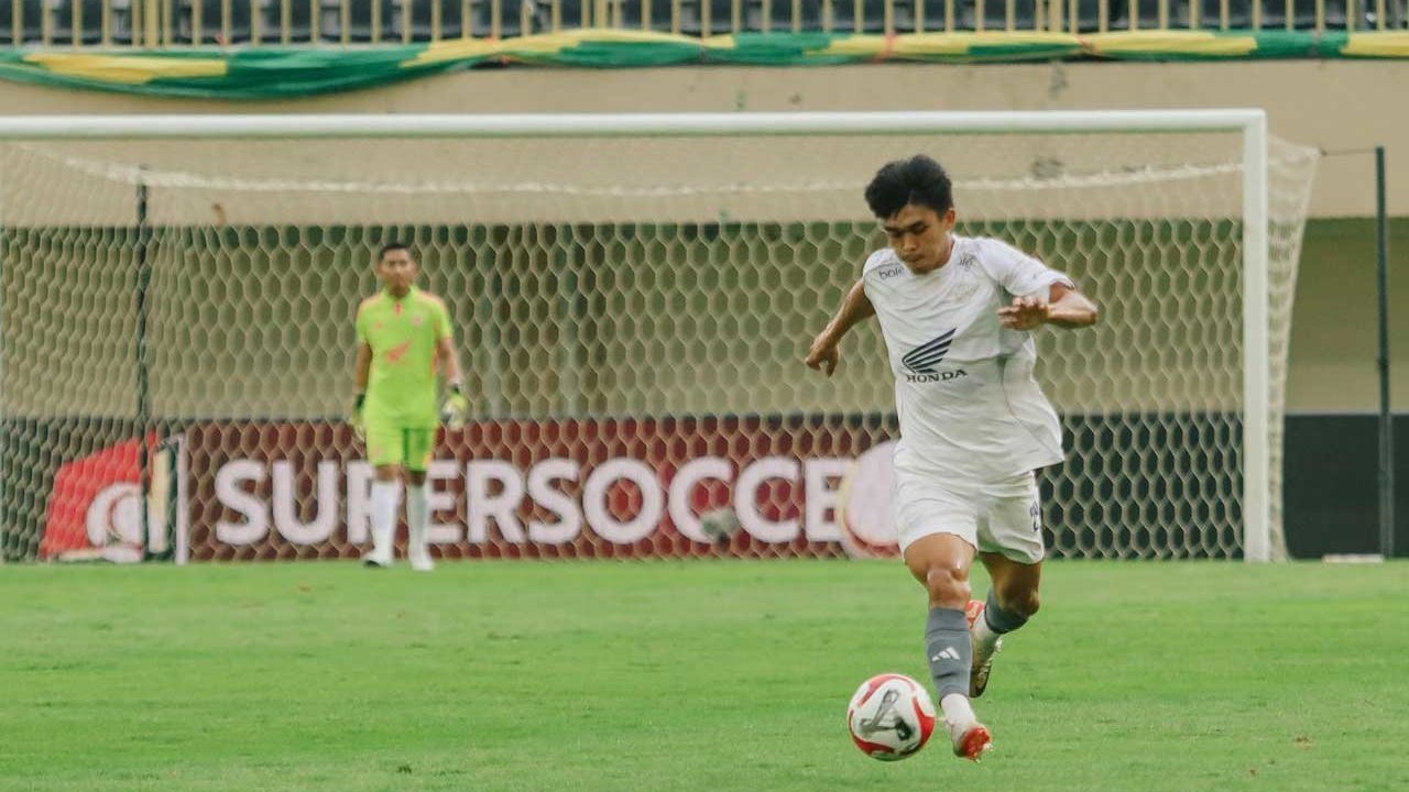 Hasil BRI Super League: PSM Makassar Menang di Markas PSBS Biak, Penalti Menit Akhir Beri Semen Padang 3 Poin