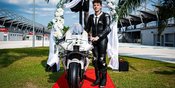 Kocak Banget! Ini 7 Potret 'Upacara Pernikahan' Marco Bezzecchi dan Aprilia, Selebrasi Kontrak Baru di MotoGP