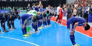 Kelas! Usai Ditumbangkan King Indo, Timnas Futsal Jepang Berikan Penghormatan Pada Penonton di Indonesia Arena