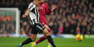 Manchester United Kepincut Bek Newcastle United Ini?