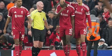 Ibrahima Konate Menangis usai Cetak Gol, Kembali Perkuat Liverpool Setelah Ditinggal Ayah Ibrahima Konate Menangis usai Cetak Gol, Kembali Perkuat Liverpool Setelah Ditinggal Ayah