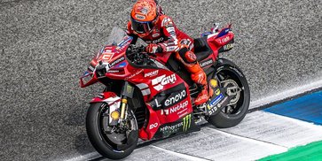 Davide Tardozzi Kritik FIM Stewards Soal Penalti Marc Marquez di Sprint MotoGP Thailand 2026 Davide Tardozzi Kritik FIM Stewards Soal Penalti Marc Marquez di Sprint MotoGP Thailand 2026